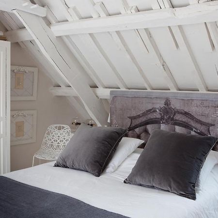 La Maison Des Lamour Hotel Plelo Room photo